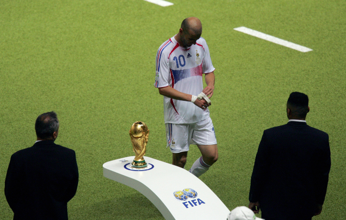 Zinedine Zidane lehajtott fejjel elsétál a világbajnoki trófea mellett miután kiállították a 2006-os döntőben.